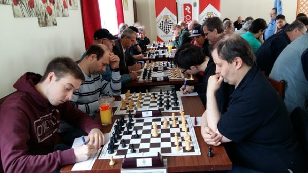 Blitzstart für die Hausherren (rechts) gegen den ASK Kottingbrunn (links) (Bildquelle: niederoesterreich.chess.at, Franz Modliba)